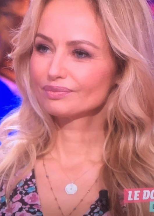 Adriana Karembeu porte la médaille Emmenez moi, offerte par Patrick Kaiserlian