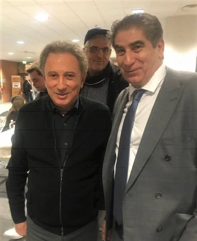 Le président du comptoir Universel de l'Or remet la médaille SHE à Michel Drucker