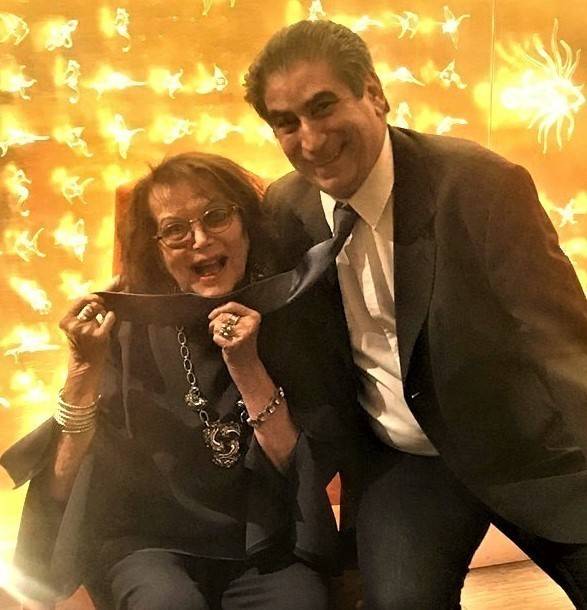 Le président du comptoir Universel de l'Or remet la médaille La Bohème à Claudia Cardinale